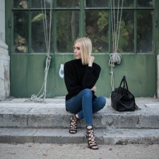 BLACK TURTLENECK KNIT